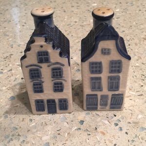 LAST CALL ! Delft Blue Dutch house salt & pepper shakers. Ceramic. Never used.